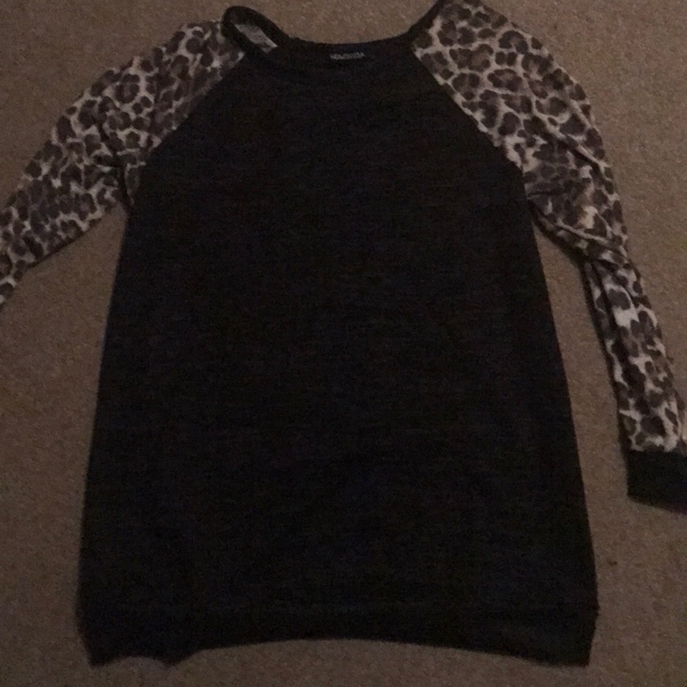 Ladies cheetah print sleeve raglan